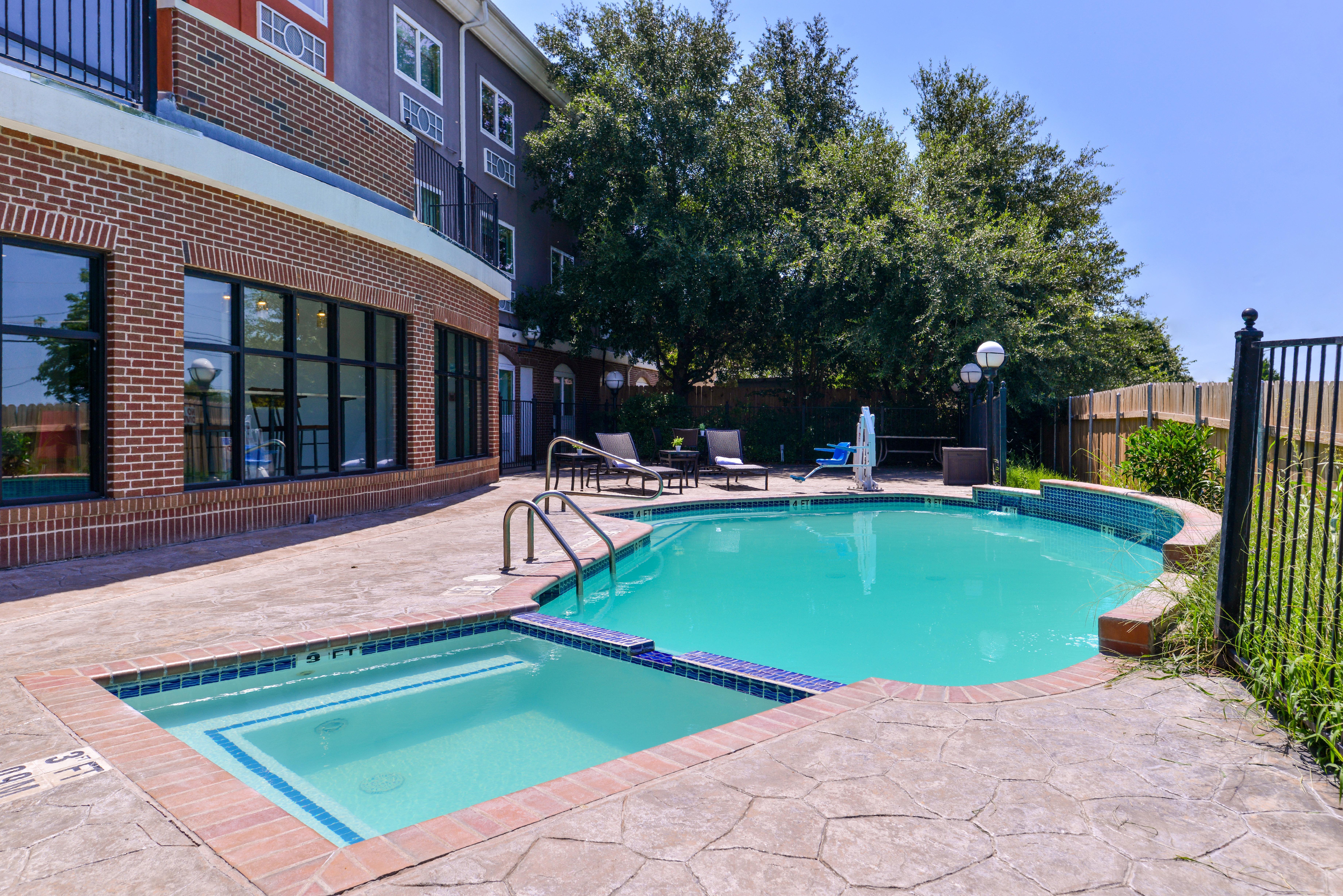 Holiday Inn Express Hotel & Suites Elgin By Ihg Exterior foto